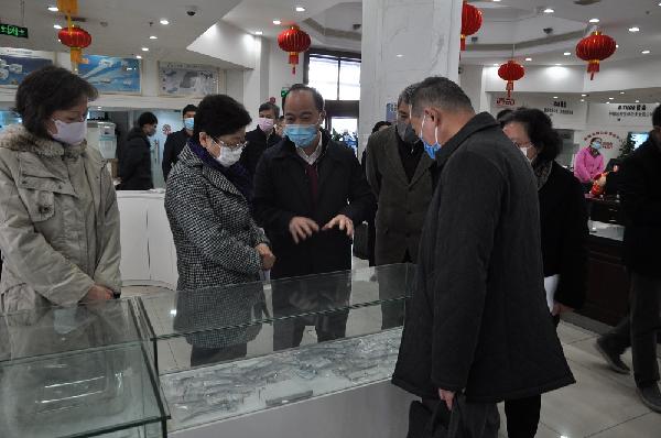 上海市政協(xié)政協(xié)副主席、黨組副書記方惠萍一行赴上藥控股醫(yī)療器械調(diào)研